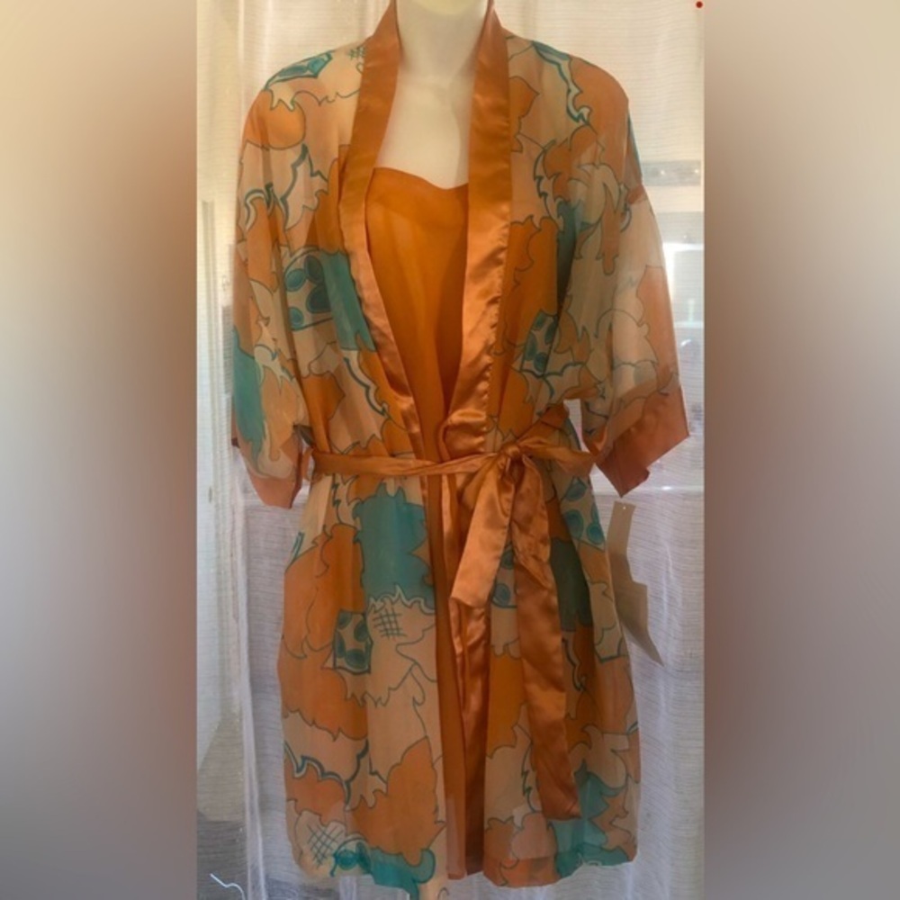 Short peach nightgown & matching robe